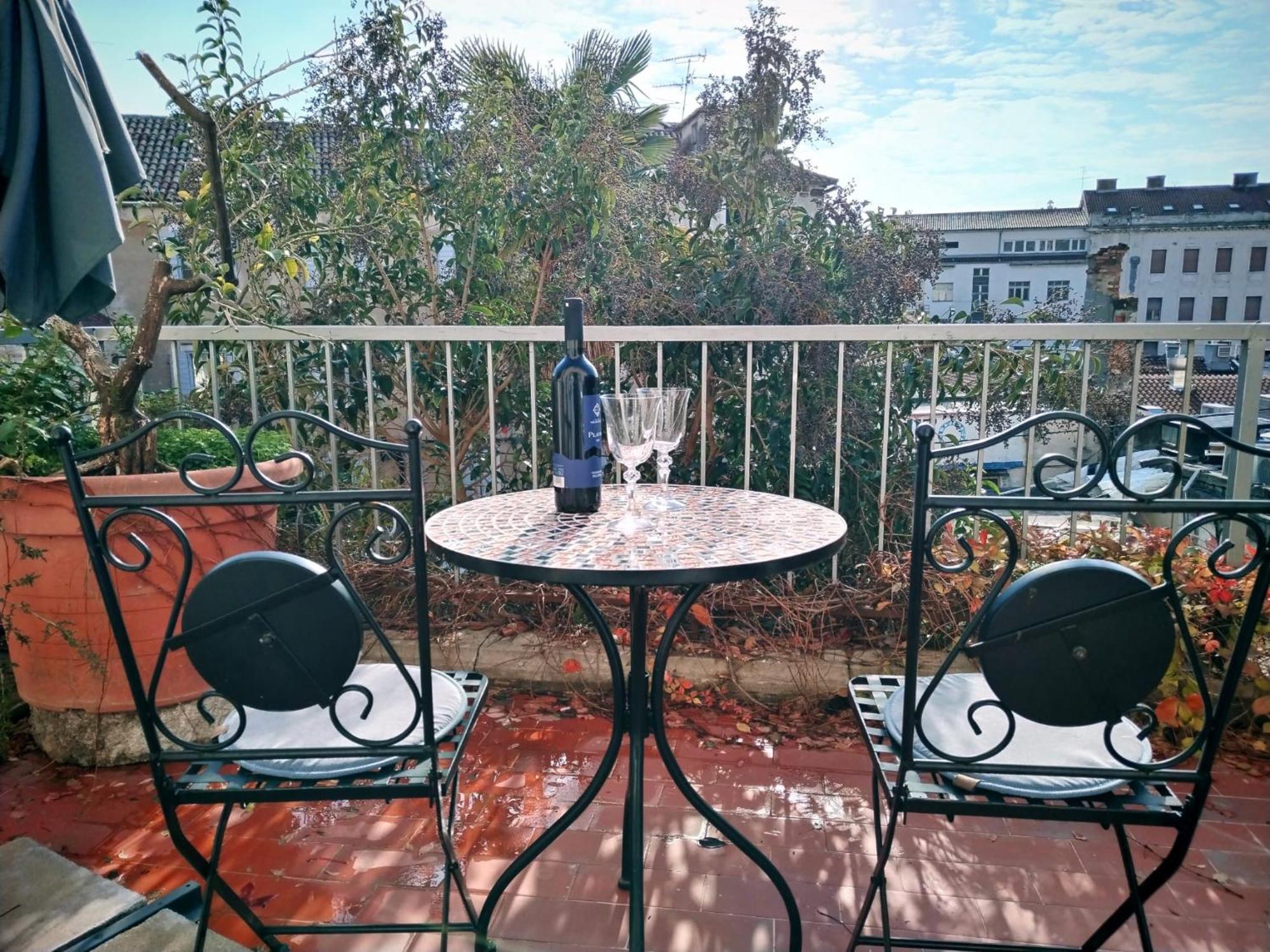Sunny Terrace Apartment Split Room photo